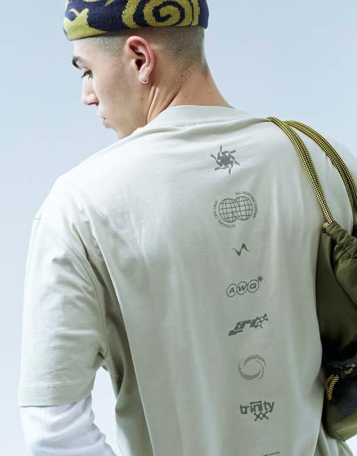 Camiseta beis extragrande con estampado en el centro de la espalda de ASOS DESIGN