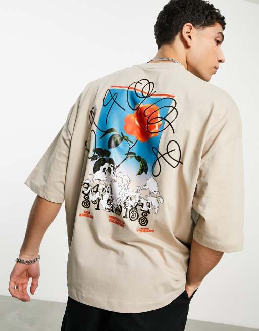 Camiseta beis extragrande con estampado fotográfico de rosa en la espalda de ASOS DESIGN