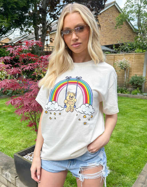 Camiseta beis extragrande con estampado gráfico de oso y arcoíris de New Love Club