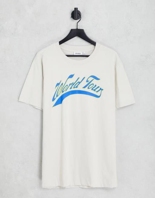Camiseta beis extragrande con estampado gráfico universitario de Weekday