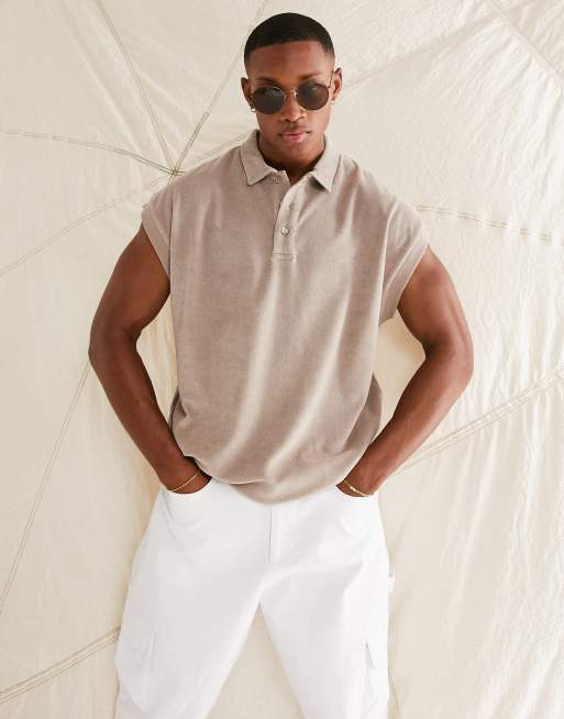 Camiseta beis extragrande sin mangas con cuello tipo polo de tejido rizado de ASOS DESIGN