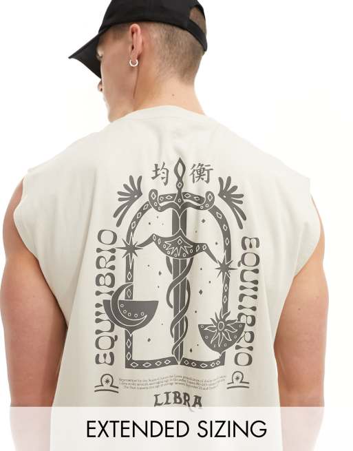 Camiseta beis extragrande sin mangas con estampado celestial en la espalda de ASOS DESIGN