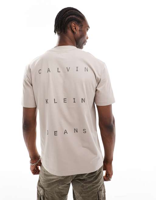 Camiseta beis holgada con estampado en la espalda de Calvin Klein Jeans