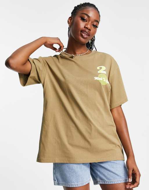 Camiseta beis oscuro extragrande con logo deportivo de Urban Revivo