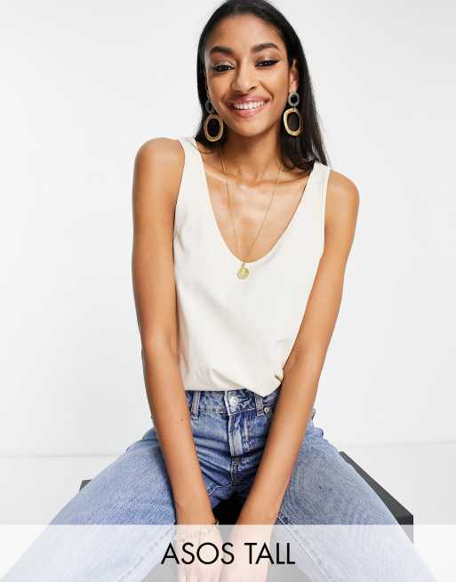Camiseta beis sin mangas con cuello ancho de mezcla de algodón Ultimate de ASOS DESIGN Tall - BEIGE