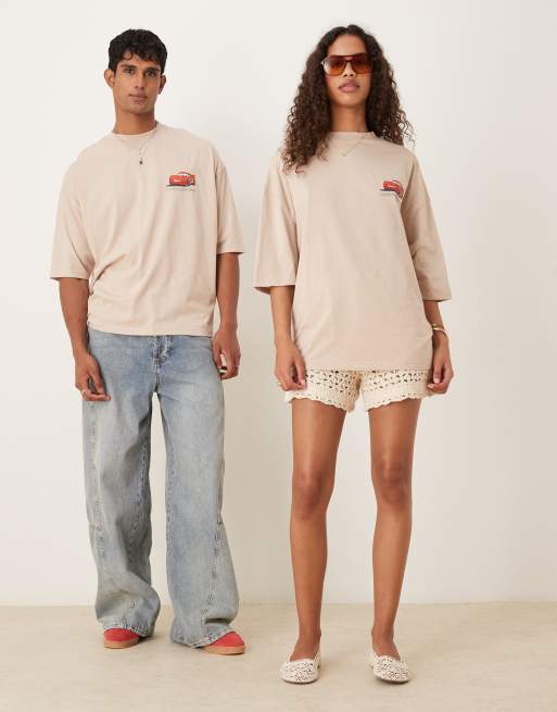 Camiseta beis unisex extragrande con estampado de Lightning McQueen de "Cars" de Disney Pixar de ASOS DESIGN, 3 de 4