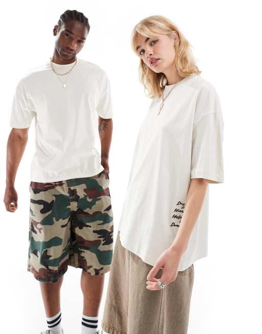 Camiseta beis unisex extragrande con estampado trasero de Mickey Mouse y sus amigos de Disney de ASOS DESIGN, 4 de 4