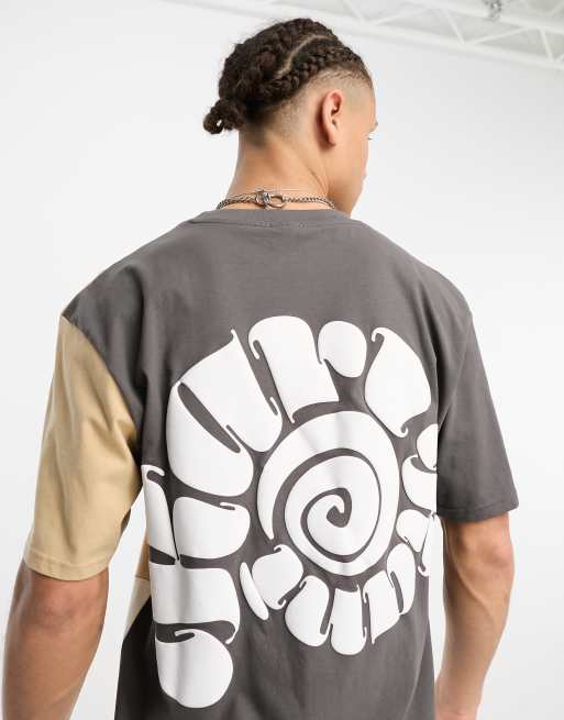 Camiseta beis y negra extragrande con diseño color block y logo pequeño de Karl Kani