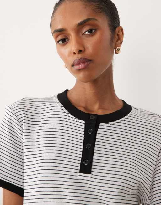 Camiseta blanca a rayas negras con cuello panadero de ASOS DESIGN, 3 de 4
