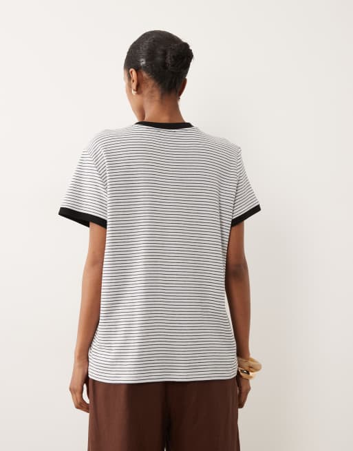 Camiseta blanca a rayas negras con cuello panadero de ASOS DESIGN, 4 de 4
