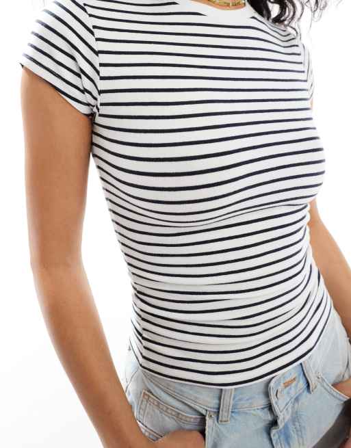 Camiseta blanca a rayas negras con diseño encogido de Cotton On, 2 de 4