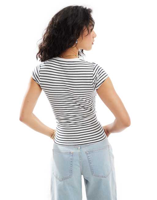 Camiseta blanca a rayas negras con diseño encogido de Cotton On, 3 de 4