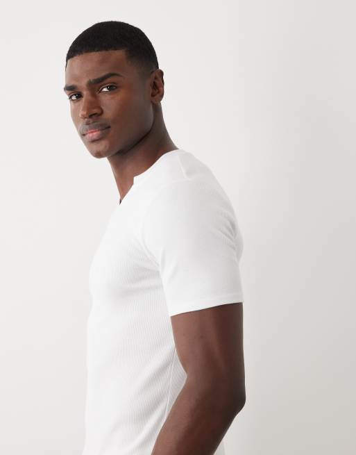 Camiseta blanca ajustada con muesca en el cuello de canalé de ASOS DESIGN, 4 de 5
