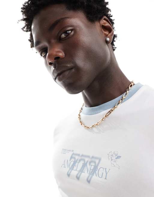 Camiseta blanca ajustada con ribetes y estampado de ángel en el pecho de ASOS DESIGN, 2 de 4