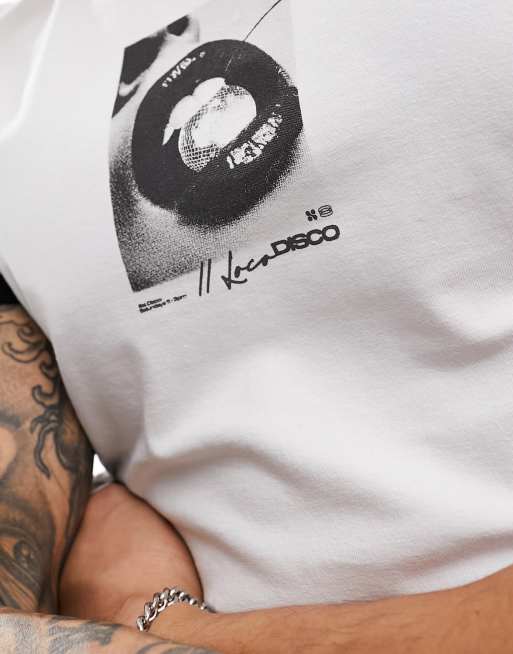 Camiseta blanca ajustada con ribetes y estampado de labios en el pecho de ASOS DESIGN , 2 de 4