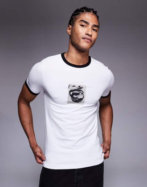 Camiseta blanca ajustada con ribetes y gráfico fotográfico de vampiro para Halloween de ASOS DESIGN - view 1