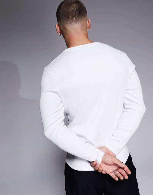 Camiseta blanca ajustada de manga larga con muesca en el cuello de canalé de ASOS DESIGN  , 2 de 4