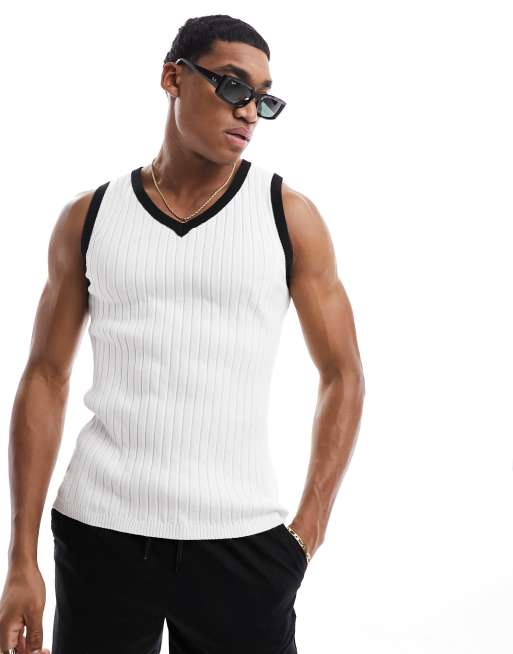 Camiseta blanca ajustada sin mangas con cuello de pico y ribetes