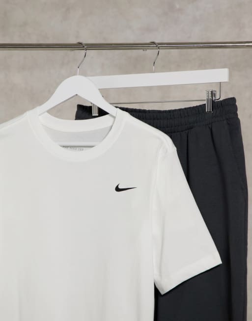 Camiseta blanca básica con logo de Nike Tall | ASOS