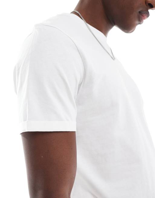 Camiseta blanca básica de corte estándar con mangas vueltas Essentials de ASOS DESIGN, 2 de 4