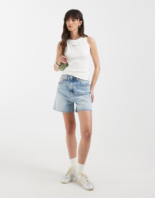 Camiseta blanca básica de corte slim sin mangas con logo de canalé de Tommy Jeans, 3 de 4