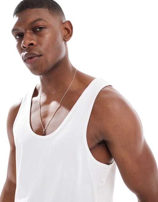 Camiseta blanca básica de tirantes y corte estándar Essentials de ASOS DESIGN, 2 de 4