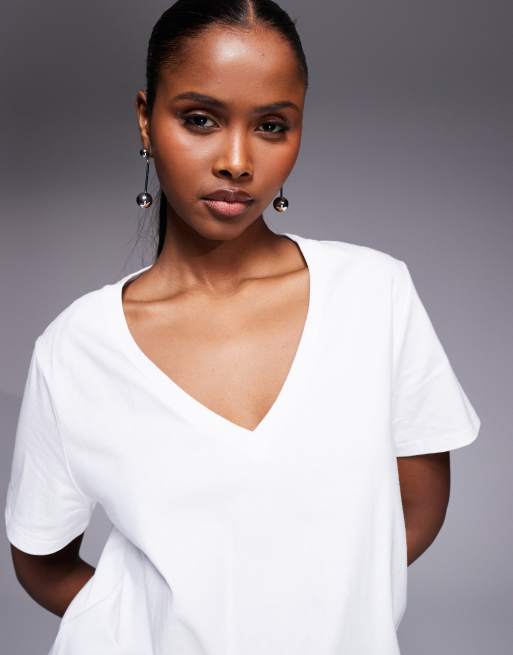 Camiseta blanca clásica con cuello de pico de Good American , 2 de 4