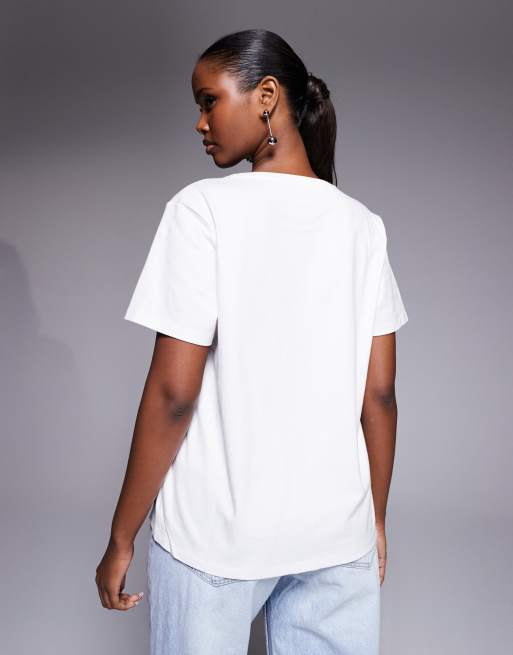 Camiseta blanca clásica con cuello de pico de Good American , 4 de 4