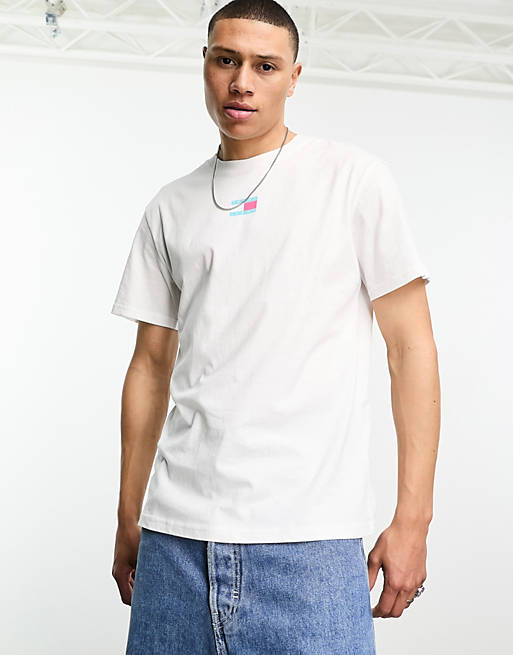 GottliebpaludanShops | Camiseta blanca clásica con logo de bandera  llamativa en el centro de Tommy Jeans | Tommy Jeans T-shirt met lineair  centraal logo in Florida-oranje