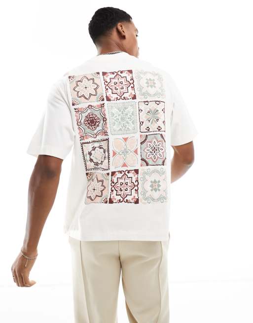 Camiseta blanca con bordado artesanal en la espalda y logo en el bolsillo de Abercrombie & Fitch