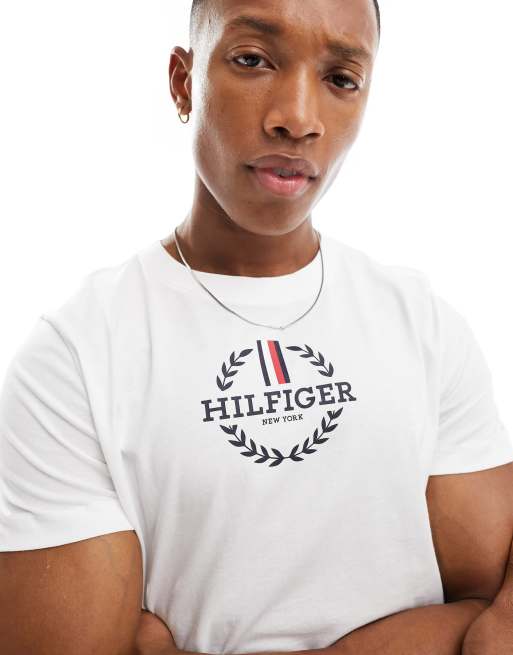 Camiseta blanca con corona de laurel y detalle de bandera clásica en el pecho de Tommy Hilfiger