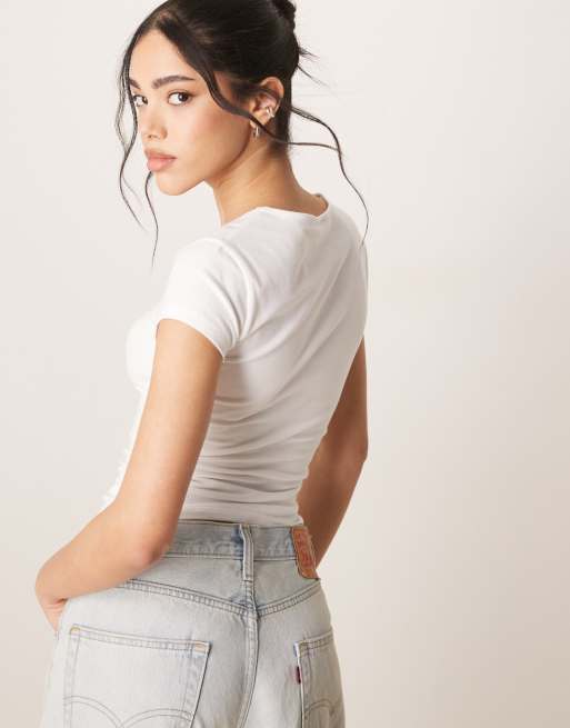 Camiseta blanca con cuello ancho y mangas de casquillo de ASOS DESIGN, 4 de 4