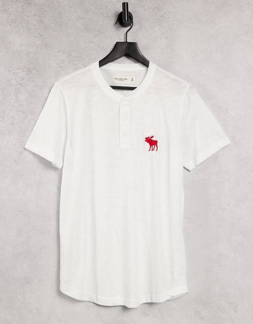 Camiseta blanca con cuello henley y logo de Abercrombie & Fitch
