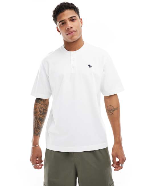 Camiseta blanca con cuello mao y logo de tejido grueso Icon de Abercrombie & Fitch