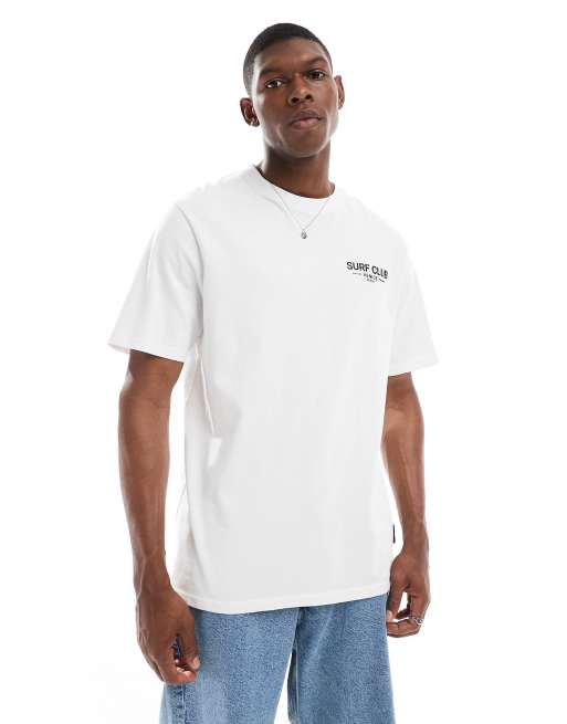 Camiseta blanca con cuello redondo y estampado surfero en la