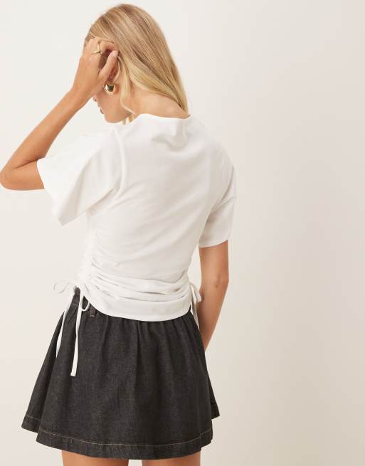 Camiseta blanca con detalle de lazada en el lateral de ASOS DESIGN, 2 de 4