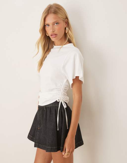 Camiseta blanca con detalle de lazada en el lateral de ASOS DESIGN, 4 de 4