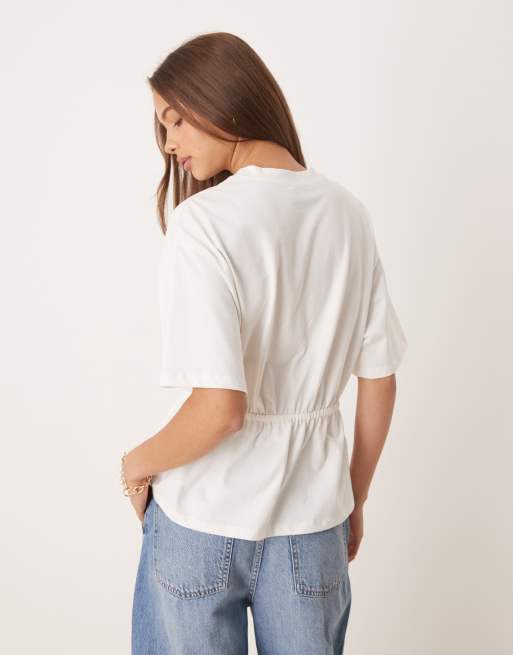 Camiseta blanca con detalle de lazada en el lateral de ASOS DESIGN, 3 de 4