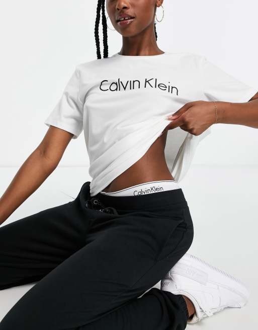 Camiseta blanca con detalle de logo de algodón ecológico de Calvin Klein