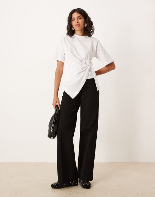 Camiseta blanca con detalle entallado y drapeado en el lateral de ASOS DESIGN, 2 de 4