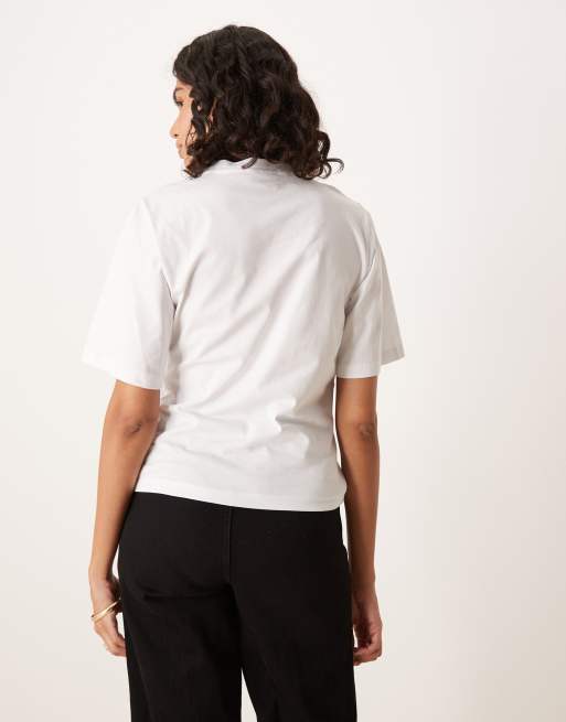 Camiseta blanca con detalle entallado y drapeado en el lateral de ASOS DESIGN, 4 de 4