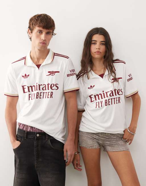 Camiseta blanca con diseño de la tercera equipación del Arsenal 25/26 y detalle de solapas de adidas Football
