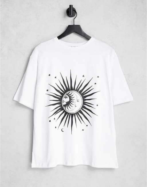 Camiseta blanca con diseño de sol y luna de NA-KD