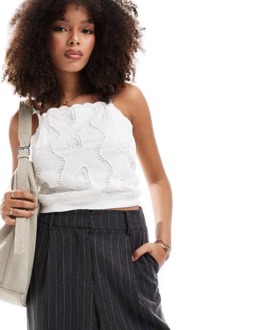 Camiseta blanca con diseño en relieve de Scalpers