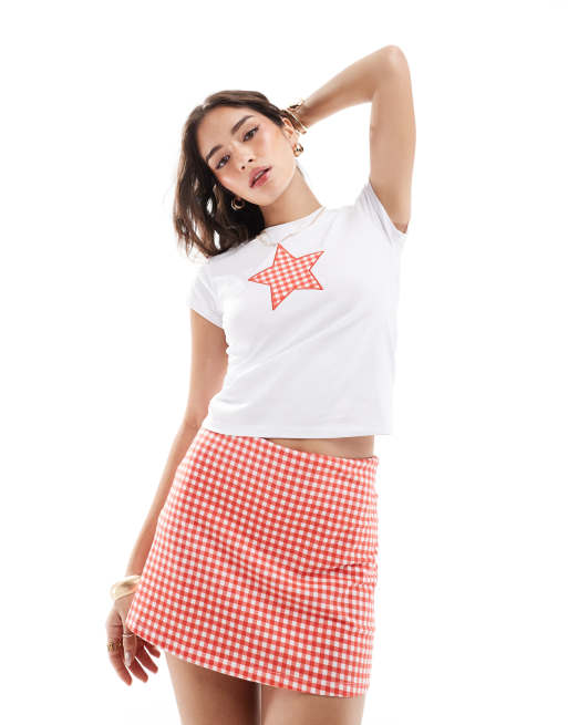 Camiseta blanca con diseño encogido y aplicación en forma de estrella a cuadros vichy de ASOS DESIGN