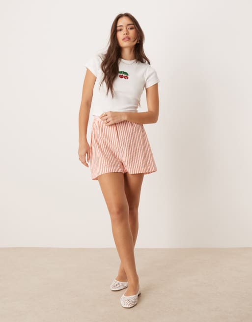 Camiseta blanca con diseño encogido y cerezas bordadas de ASOS DESIGN, 3 de 4