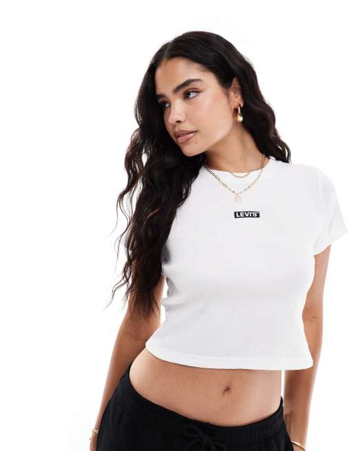 Camiseta blanca con diseño encogido y detalle de etiqueta del logo bordado de estilo deportivo de Levi's