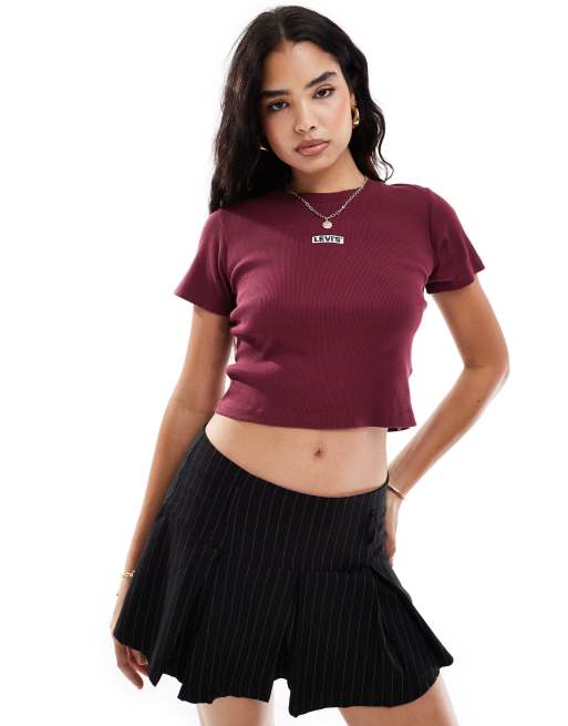 Camiseta blanca con diseño encogido y detalle de etiqueta del logo bordado de estilo deportivo de Levi's