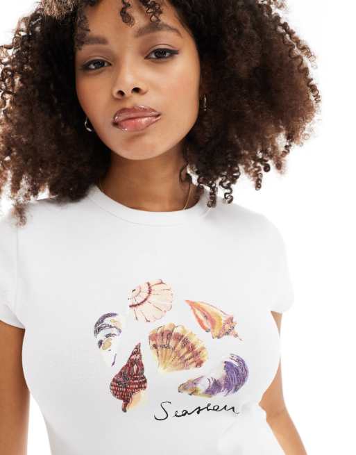 Camiseta blanca con diseño encogido y estampado de conchas de ASOS DESIGN