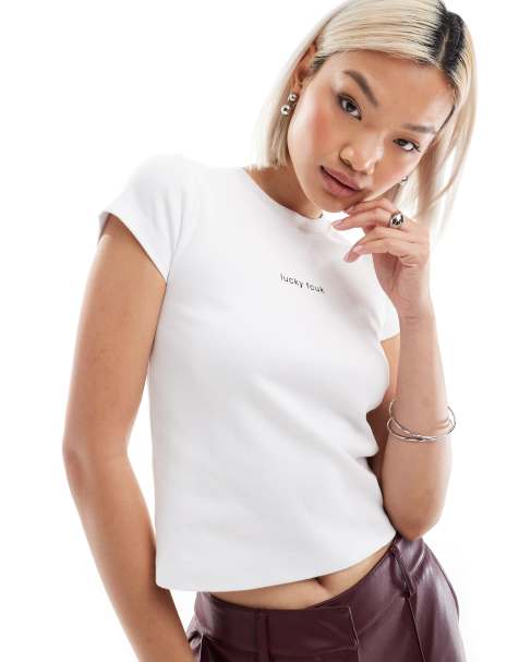 Camiseta blanca con diseño encogido y estampado de texto "Lucky" FCUK de French Connection - view 1